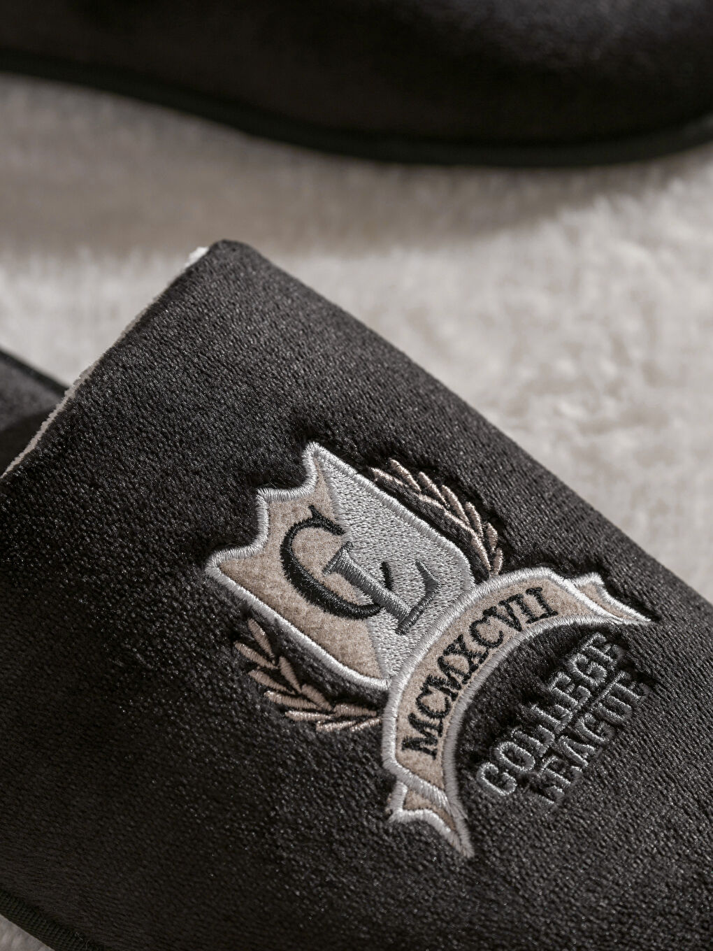 Siyah Nakışlı Erkek Ev Terliği-1