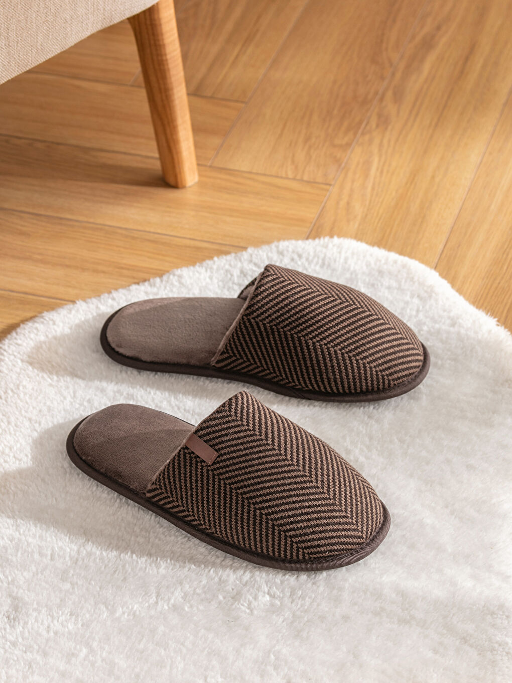 Kahverengi Önü Kapalı Çizgili Erkek Ev Terliği-1