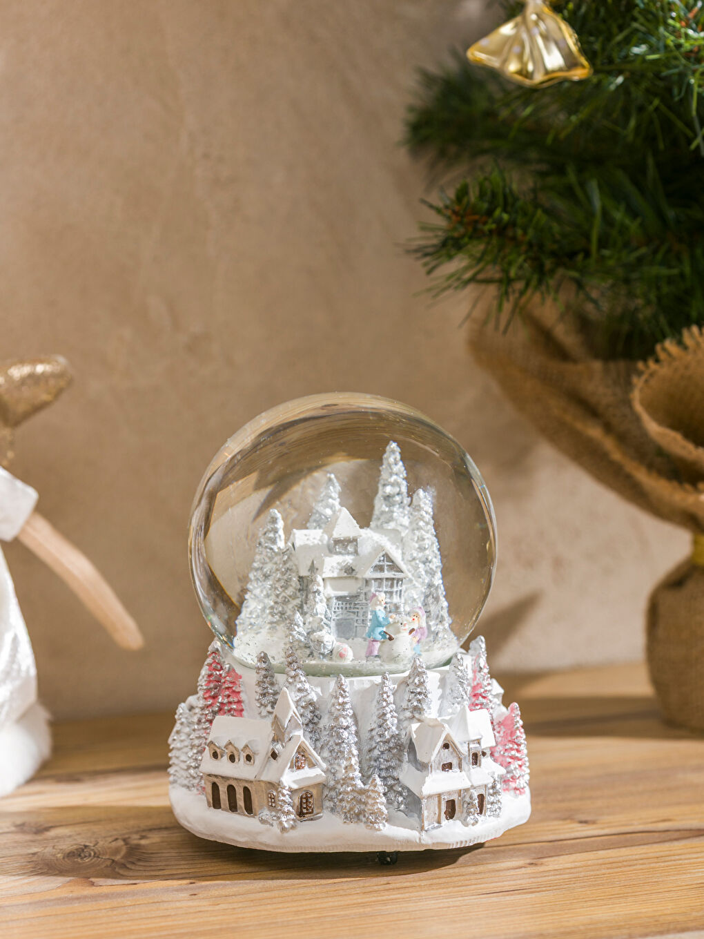 Karışık Yılbaşı Temalı Müzikli Kar Küresi 15 cm-1