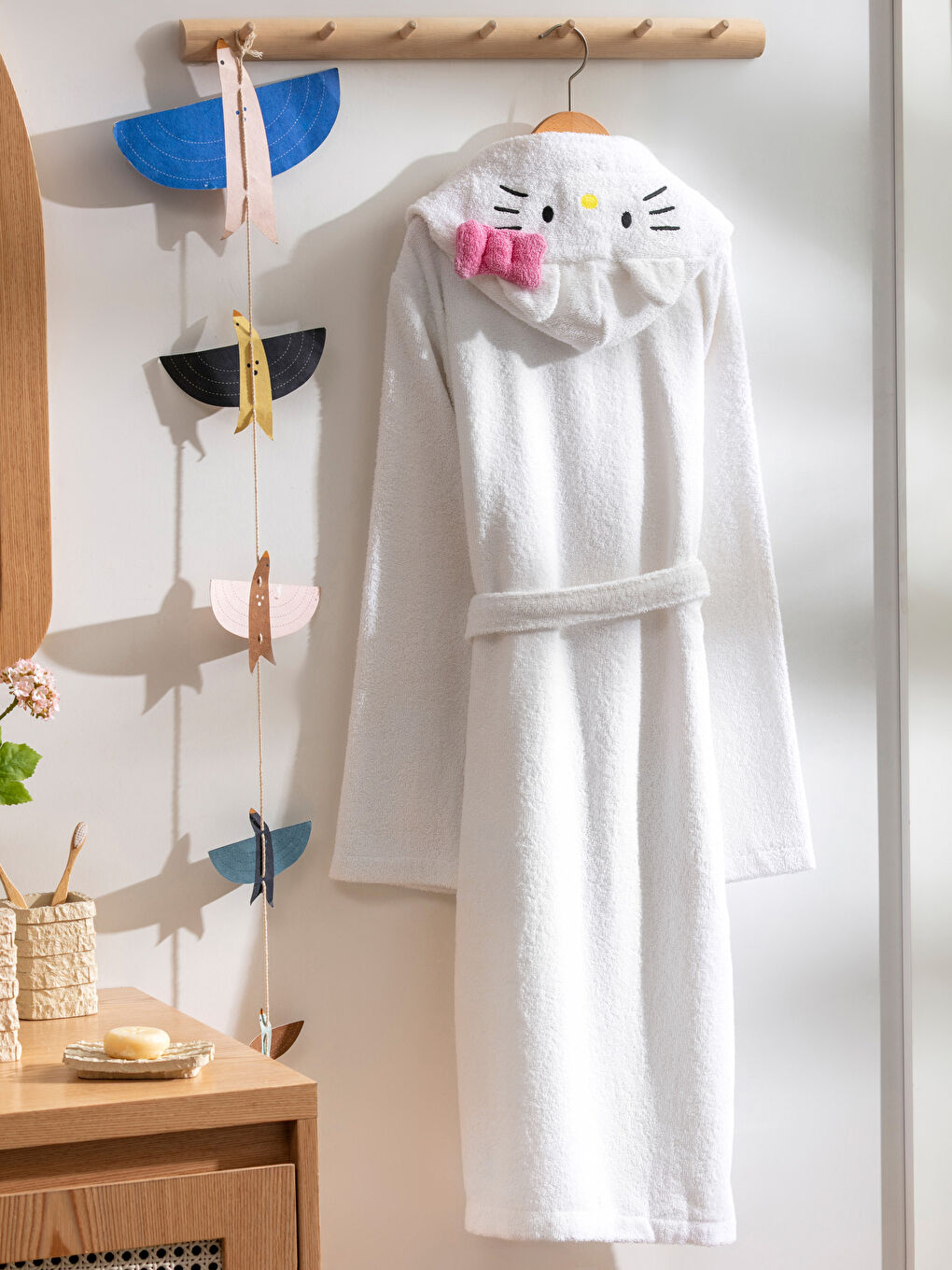 LCW HOME Hello Kitty Embroidered Girls' Bathrobe -W5EV92Z4-J5E