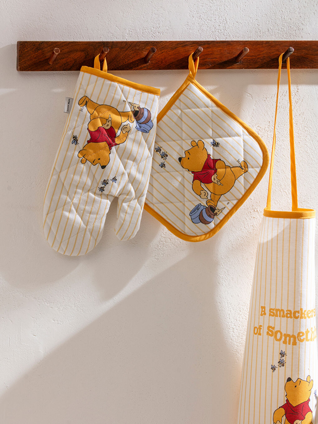 Sarı Winnie the Pooh Baskılı Fırın Eldiveni ve Tutaç
