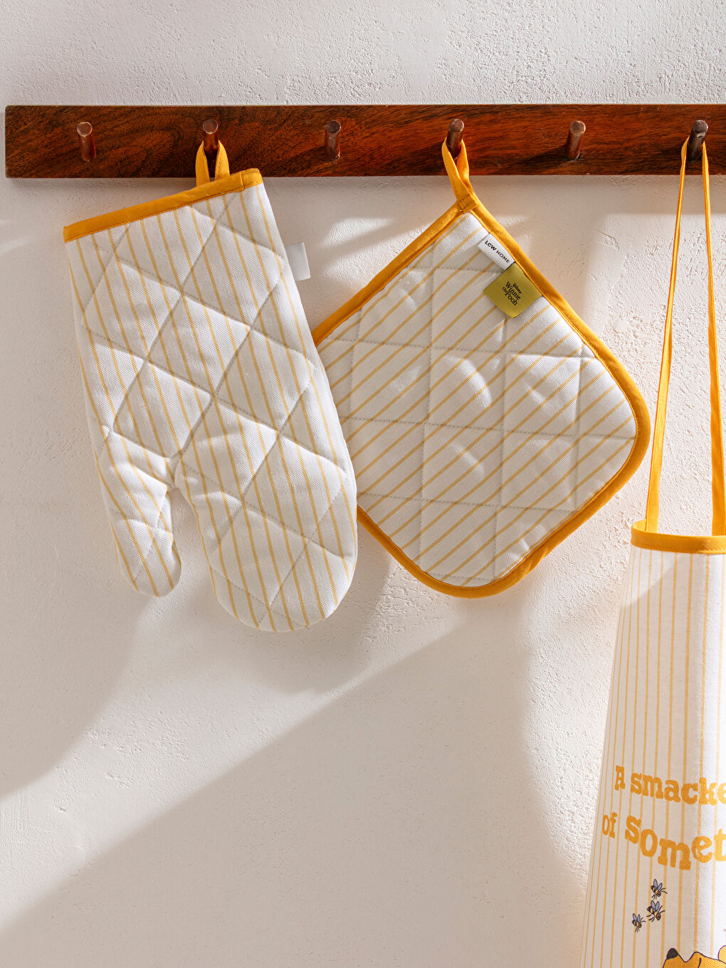 Sarı Winnie the Pooh Baskılı Fırın Eldiveni ve Tutaç-2