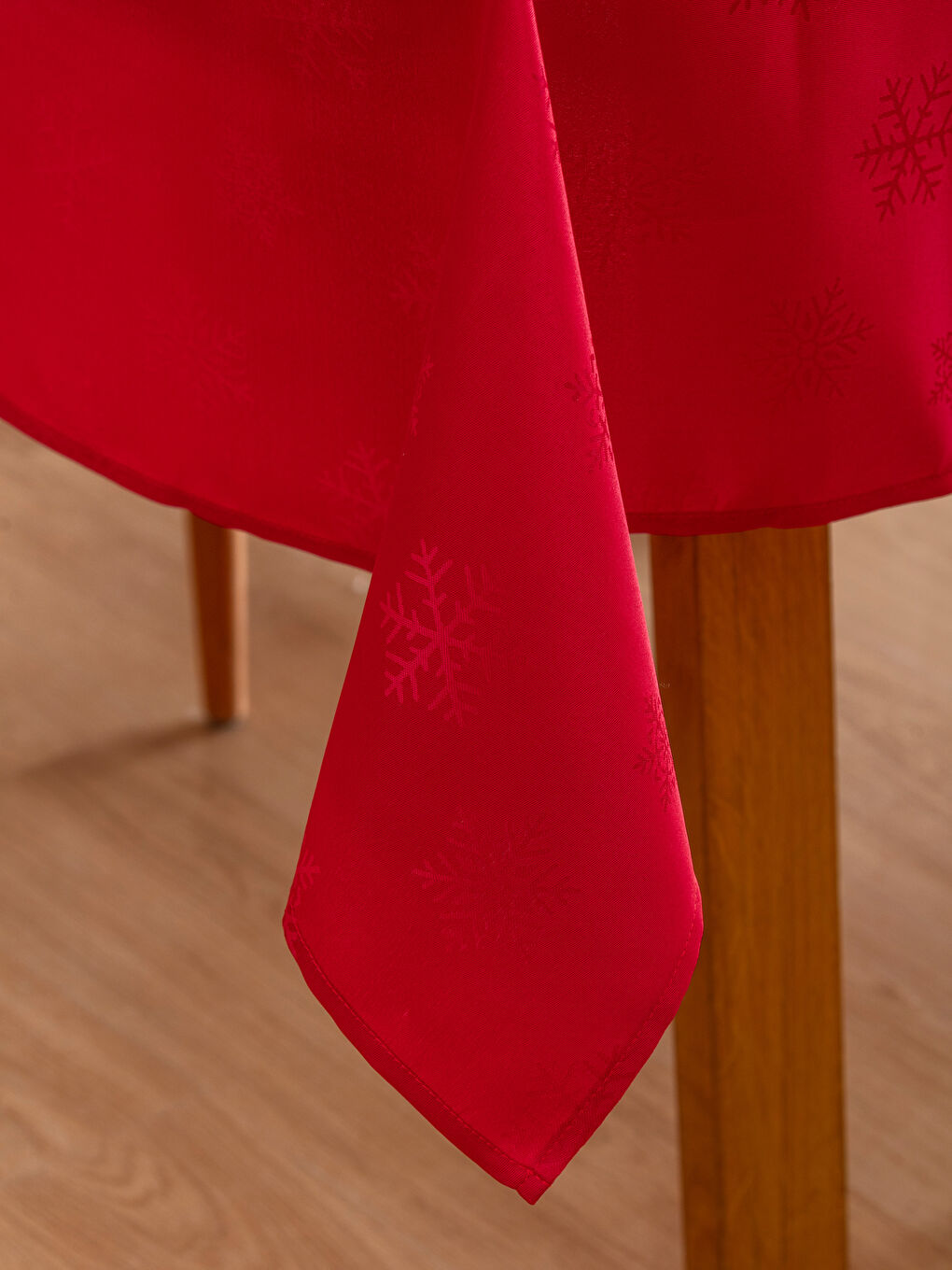 RED Tablecloth-2