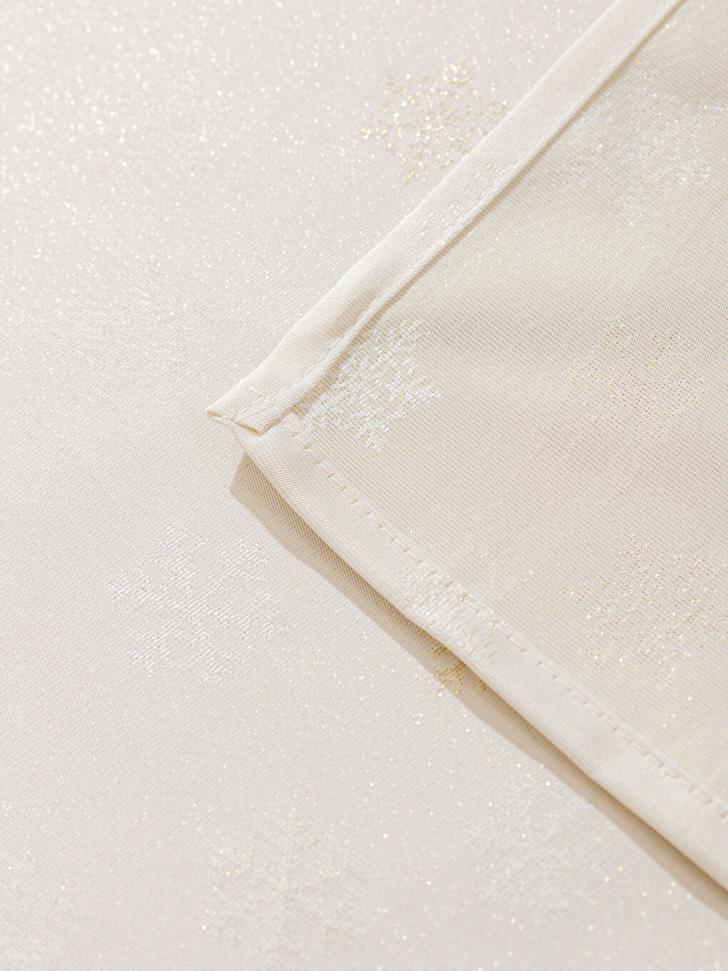 پەڕۆی سەر مێز زه‌رد-3