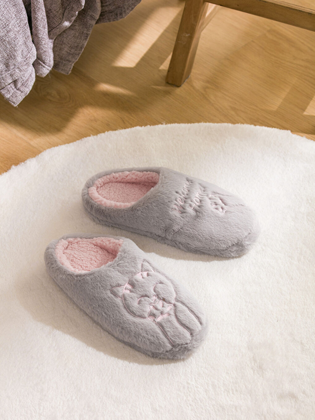 Gri Sincap Nakışlı Kadın Ev Terliği-1