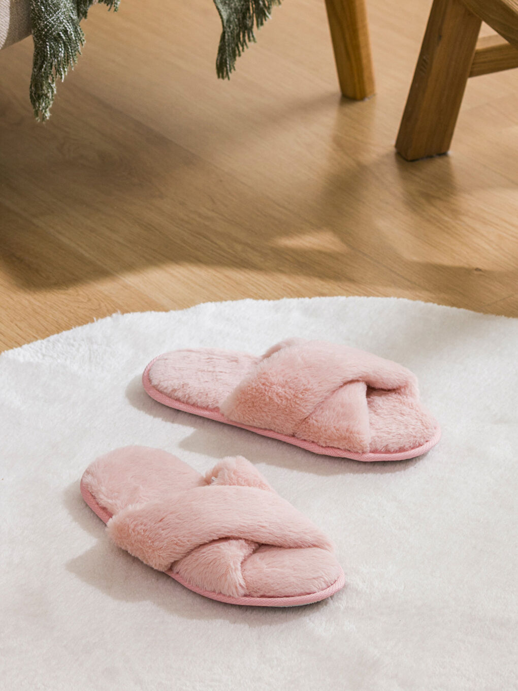 Pembe Çapraz Bantlı Kadın Ev Terliği