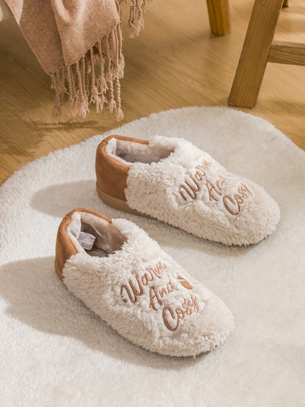 Bej Kadın Pelüş Ev Botu-1