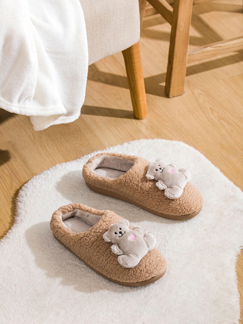 Bej Hayvan Figürlü Pelüş Kadın Ev Terliği-1