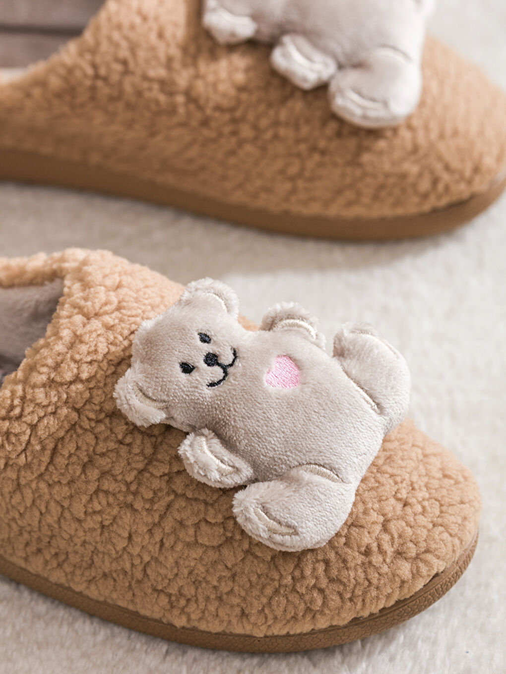 Bej Hayvan Figürlü Pelüş Kadın Ev Terliği-2