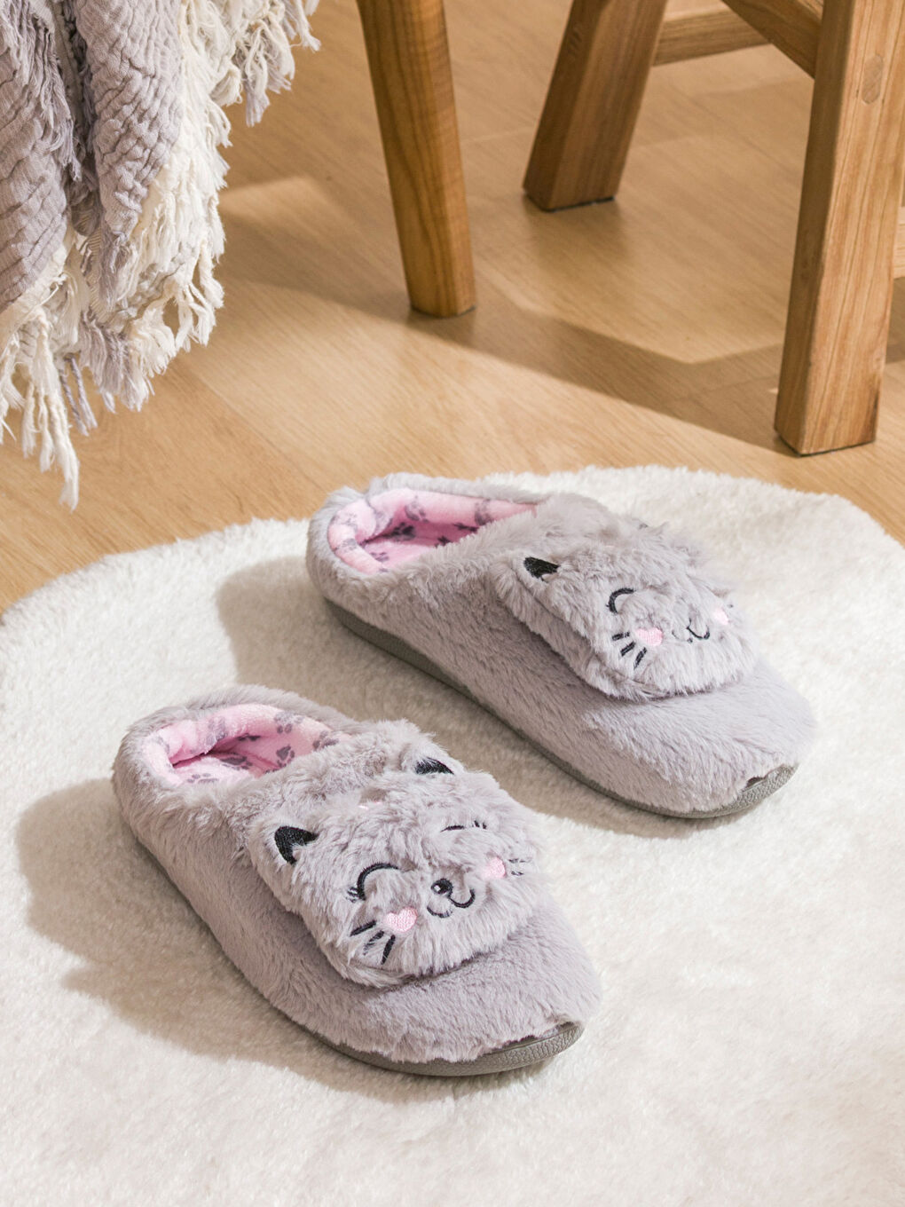 Gri Kedi Nakışlı Kadın Ev Terliği-1