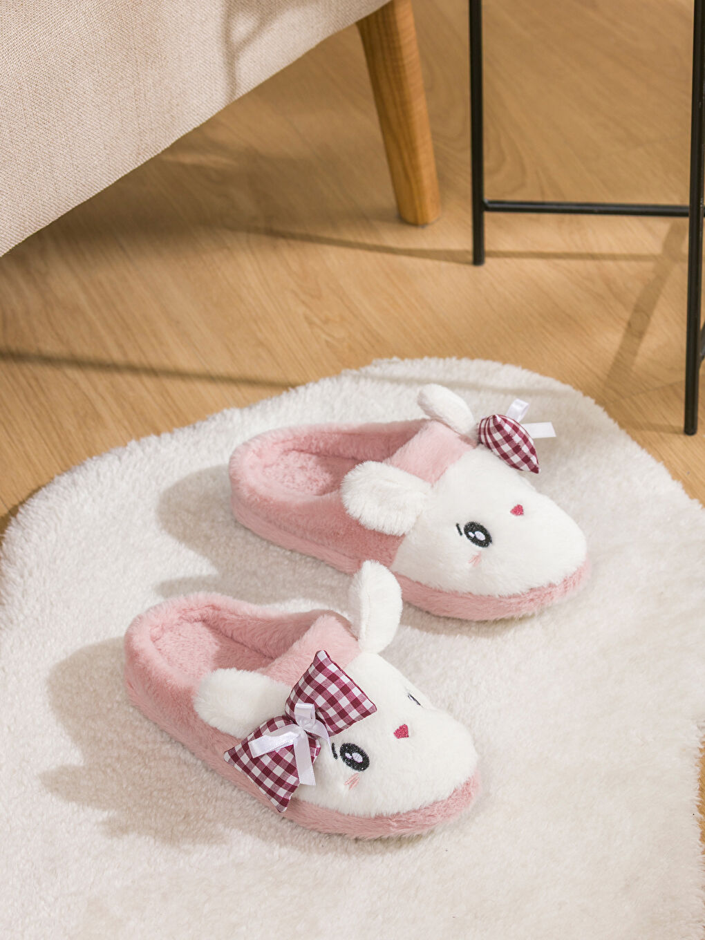 Pembe Tavşan Figürlü Pelüş Kadın Ev Terliği-1