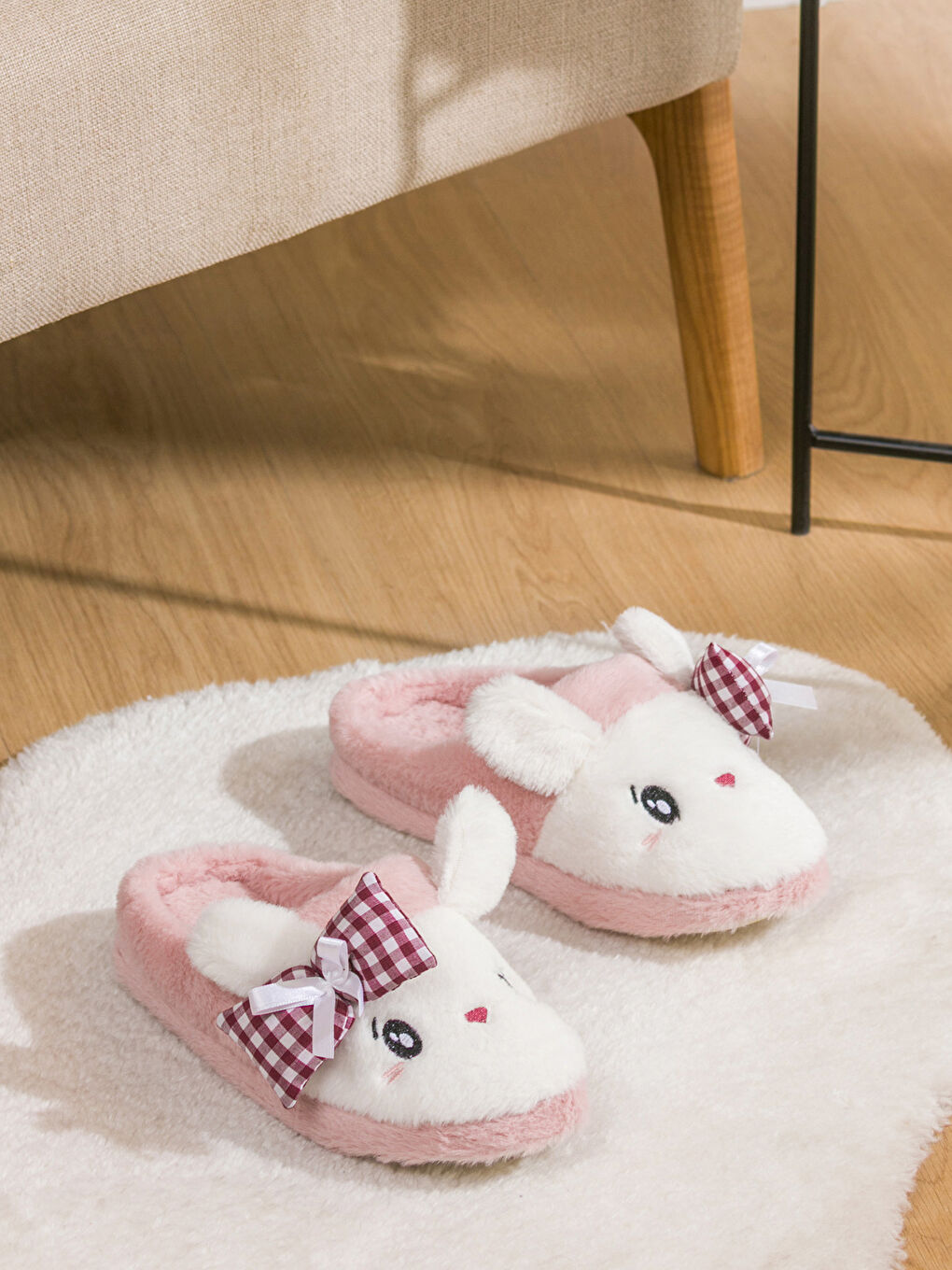 Pembe Tavşan Figürlü Pelüş Kadın Ev Terliği