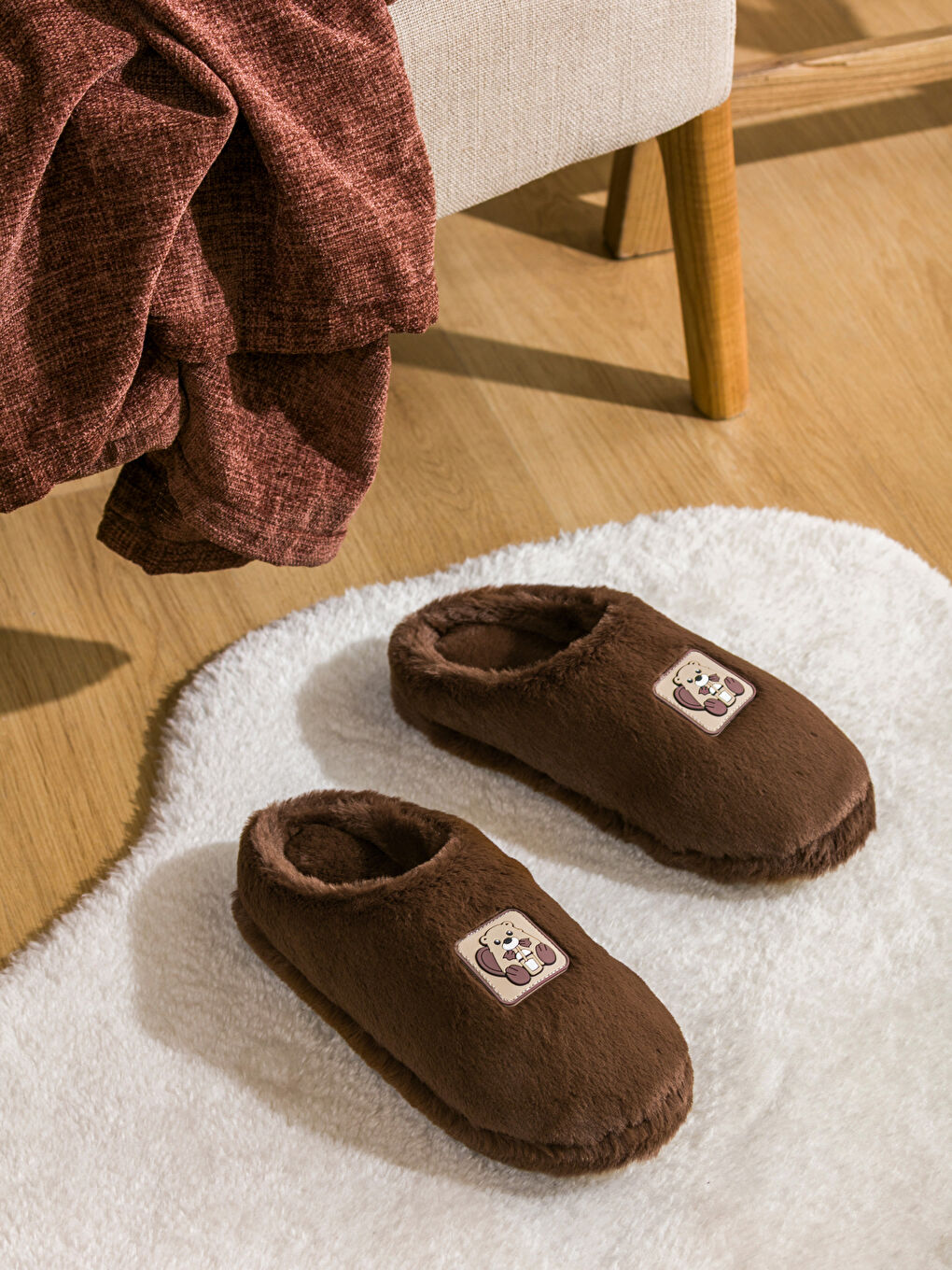 Kahverengi Kadın Pelüş Ev Terliği-1