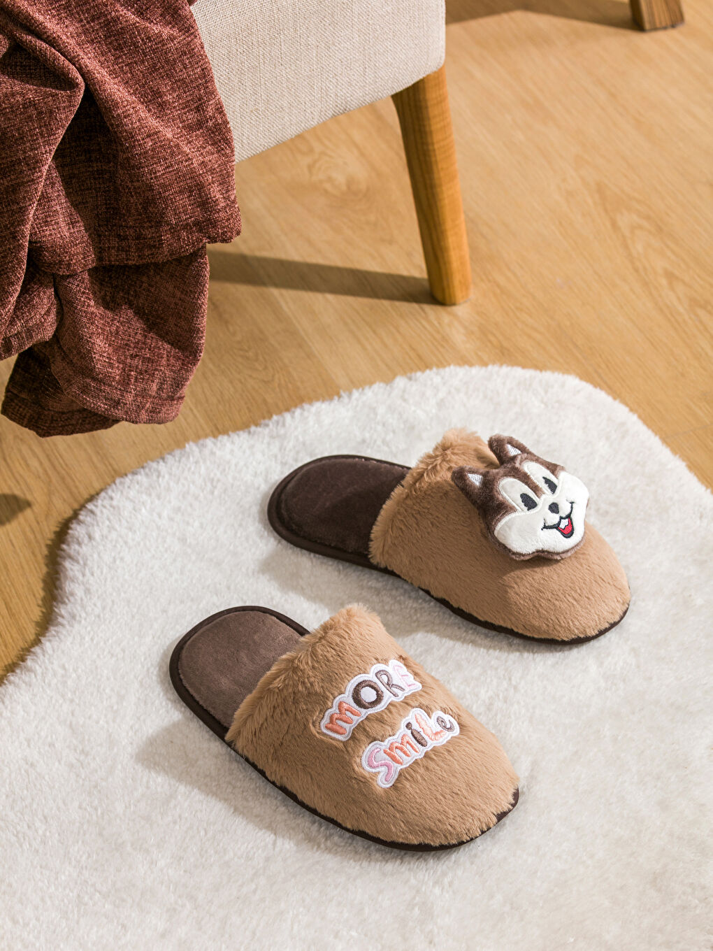 Kahverengi Nakışlı Pelüş Kadın Ev Terliği-1