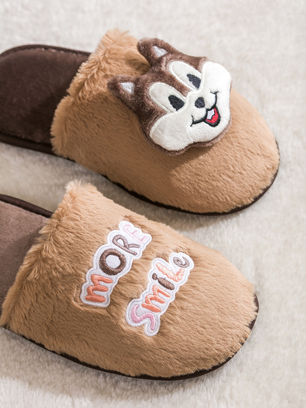 Kahverengi Nakışlı Pelüş Kadın Ev Terliği-2