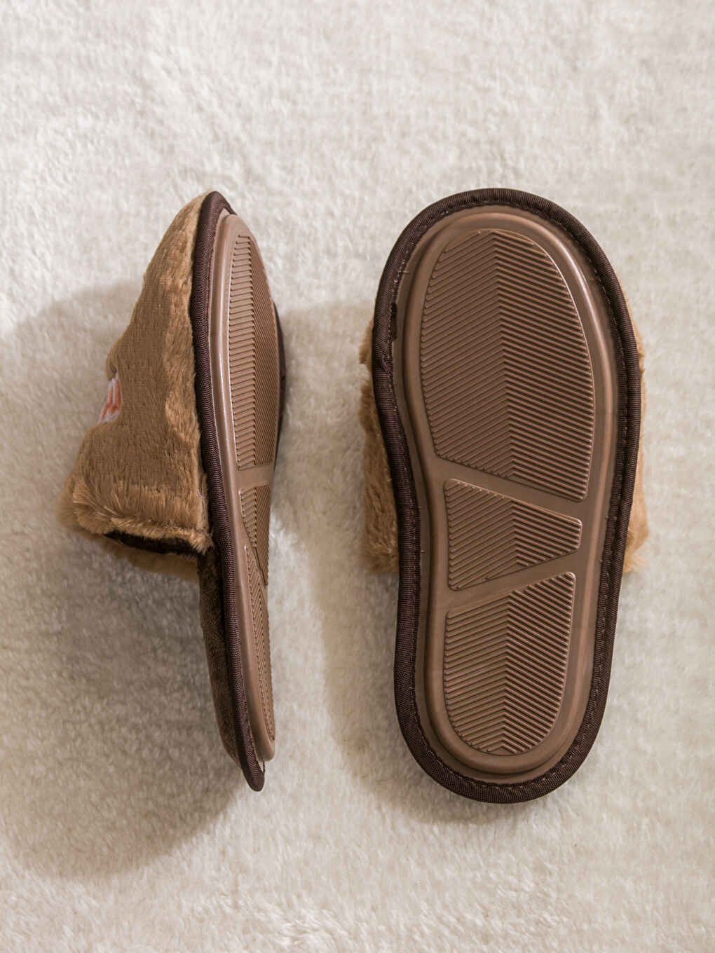 Kahverengi Nakışlı Pelüş Kadın Ev Terliği-3