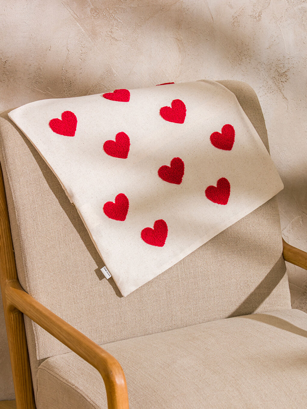 Kırmızı Kalp Baskılı Kırlent Kılıfı 45x45 cm-1