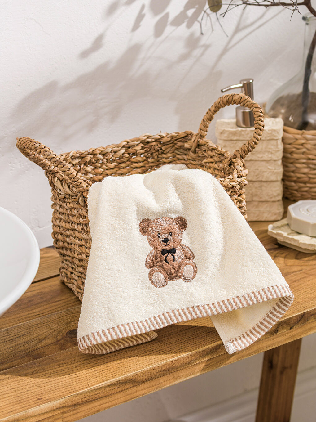 LCW HOME Πετσέτα Χεριών με Κεντημένο Αρκουδάκι Teddy Bear 50x80 εκ -W5GH61Z8-G0H