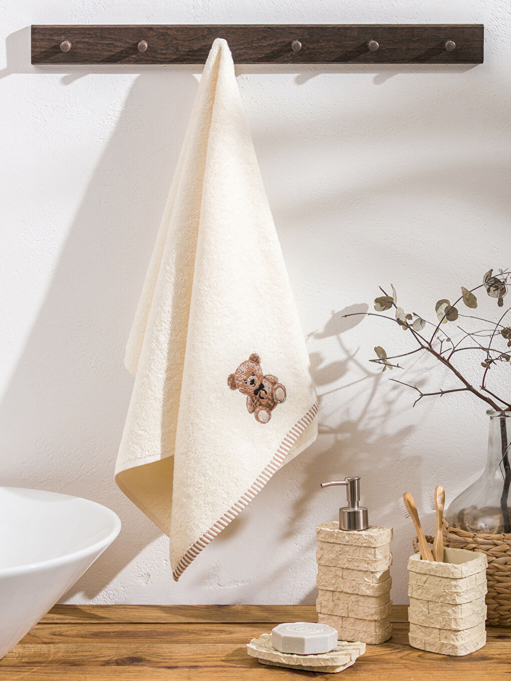 LCW HOME Πετσέτα Χεριών με Κεντημένο Αρκουδάκι Teddy Bear 50x80 εκ -W5GH61Z8-G0H