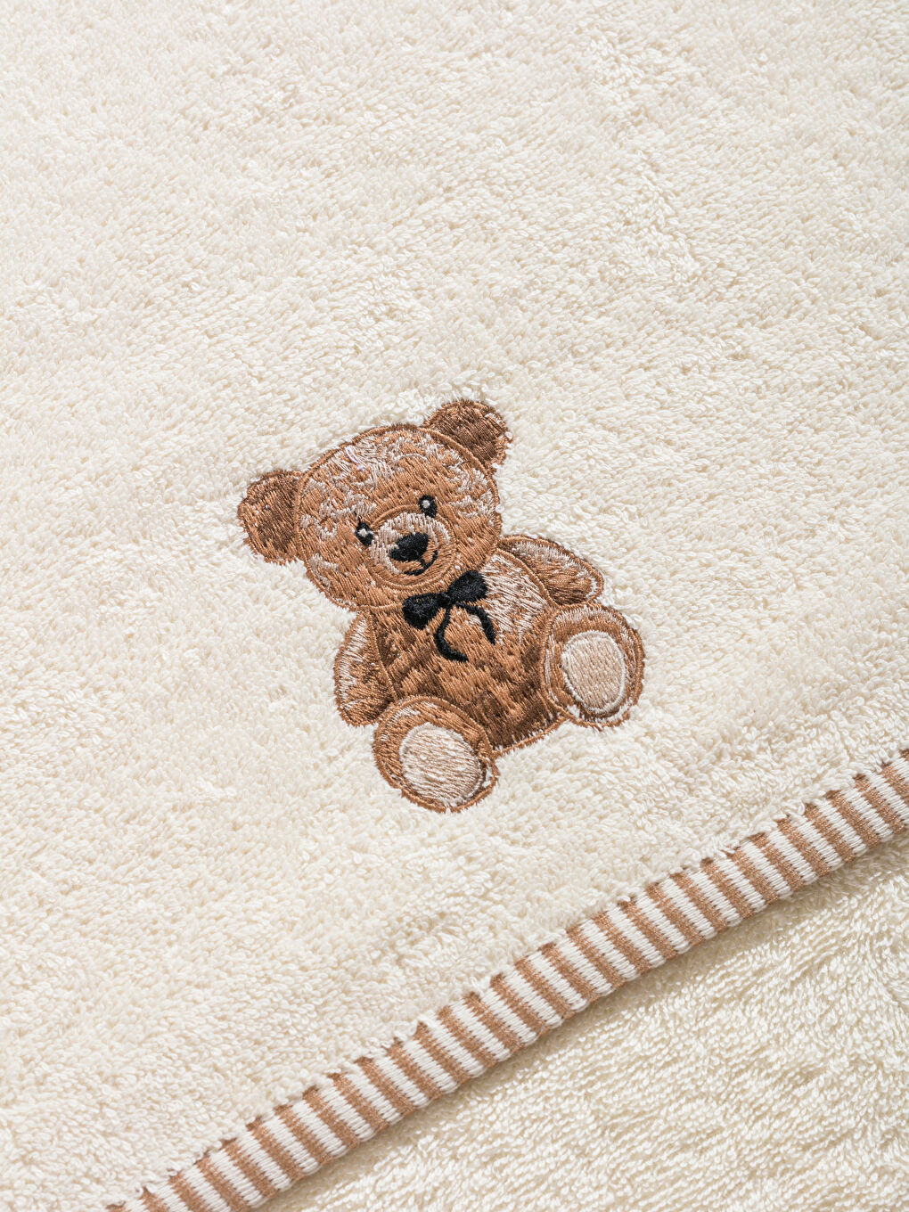 LCW HOME Πετσέτα Χεριών με Κεντημένο Αρκουδάκι Teddy Bear 50x80 εκ -W5GH61Z8-G0H