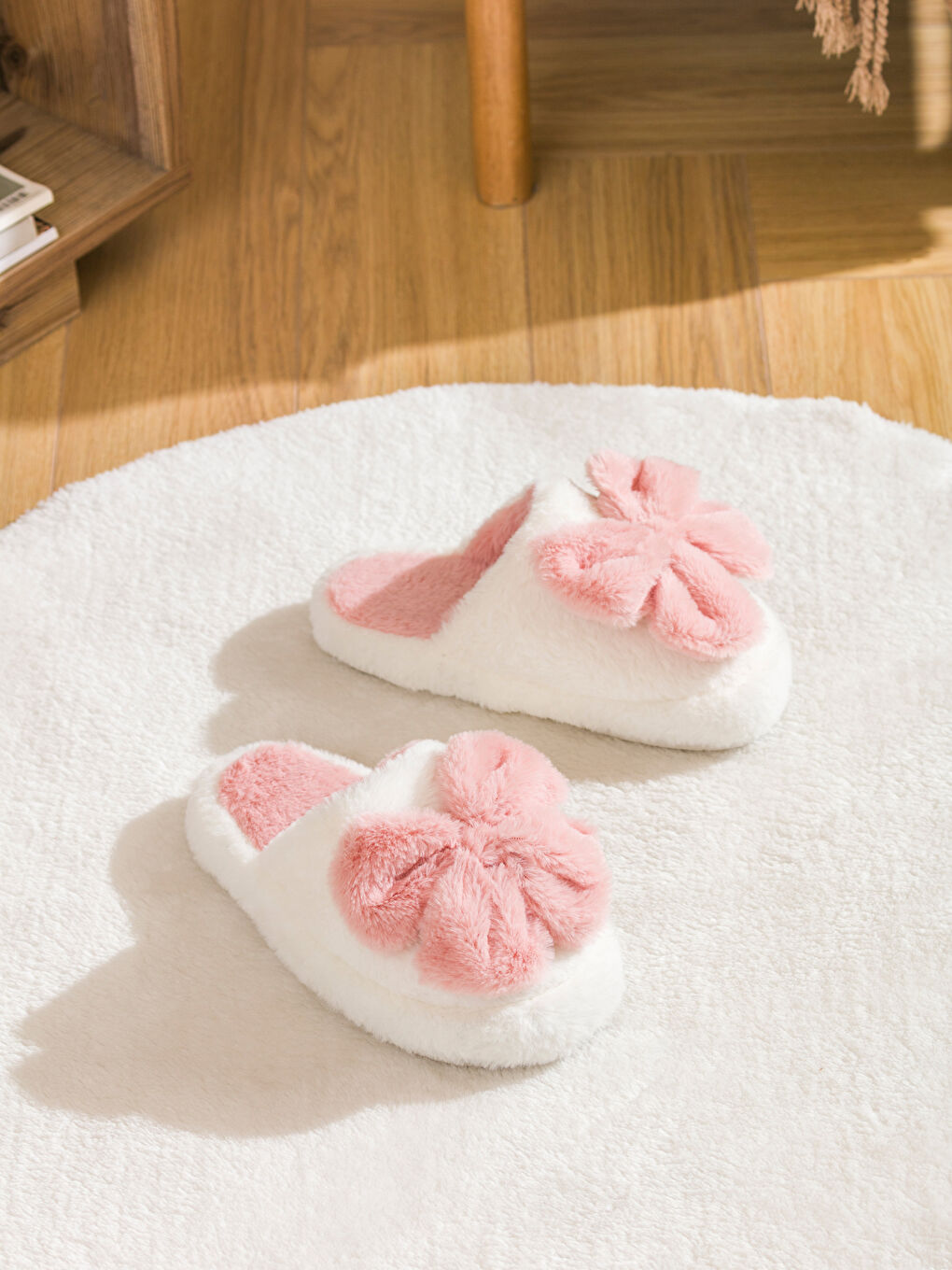 Beyaz Fiyonk Detaylı Kadın Ev Terliği-1