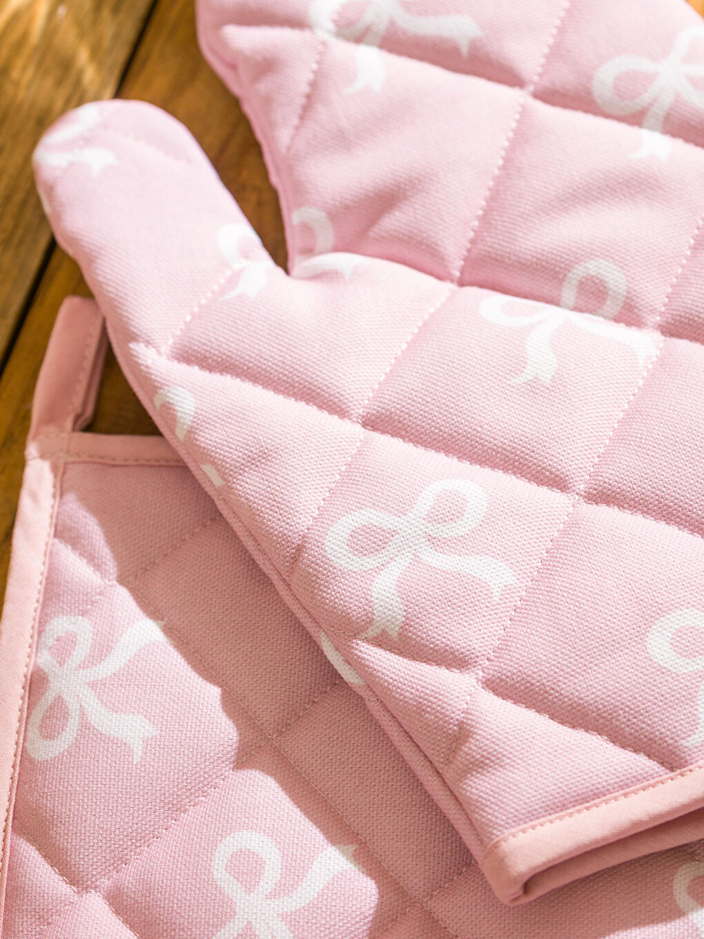Bow Patterned Oven Mitten and Pot Holder -W5GI48Z8-QWK
