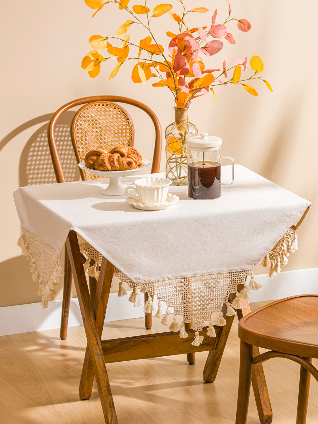 Lace Detailed Tasseled Tablecloth-1