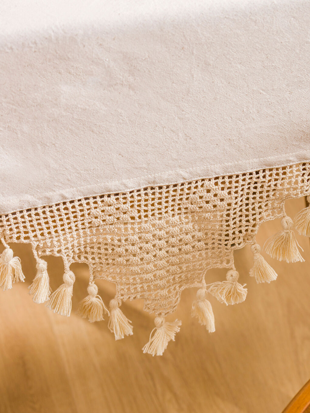 Lace Detailed Tasseled Tablecloth-2