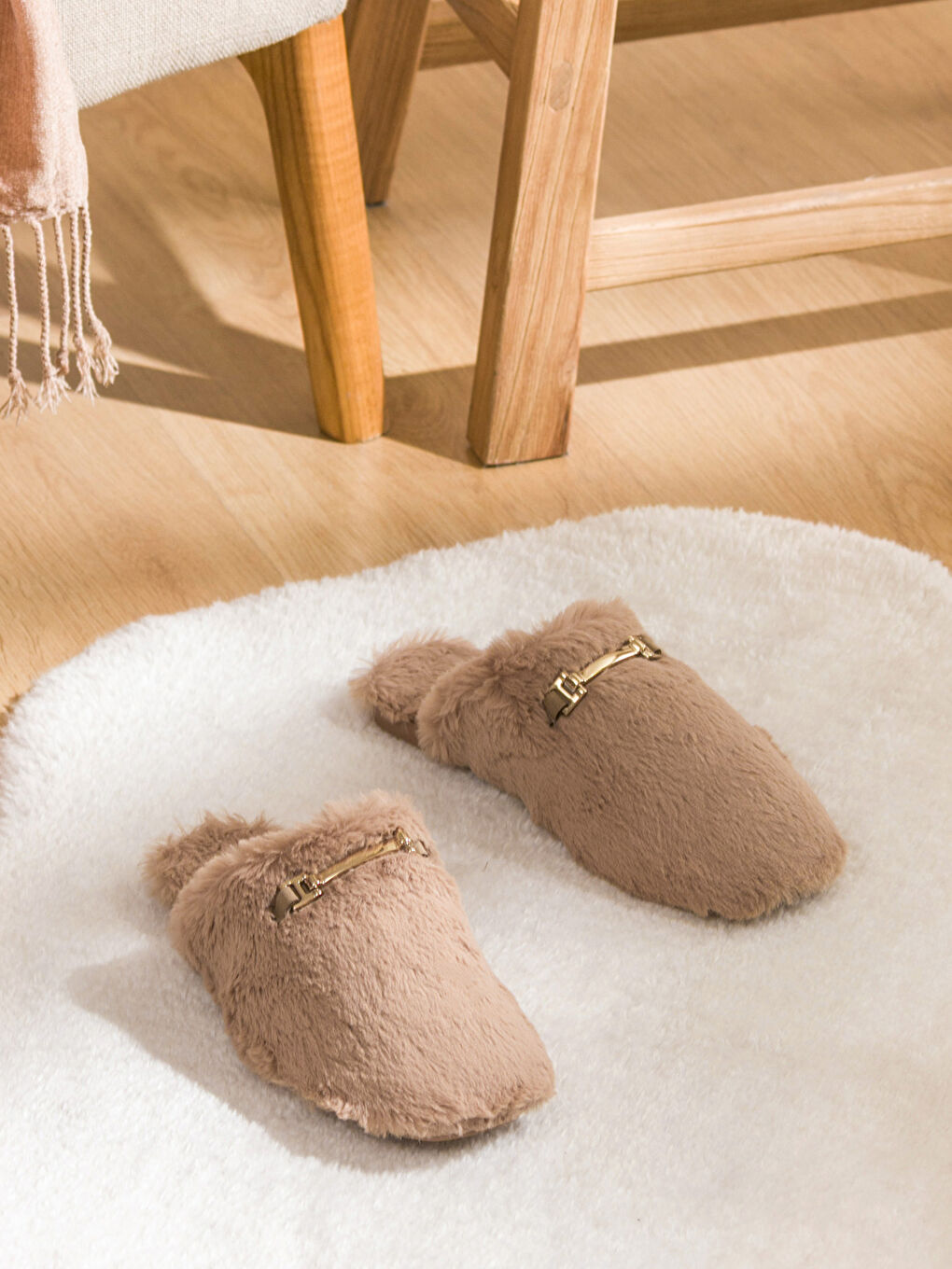 Kahverengi Pelüş Kadın Ev Terliği