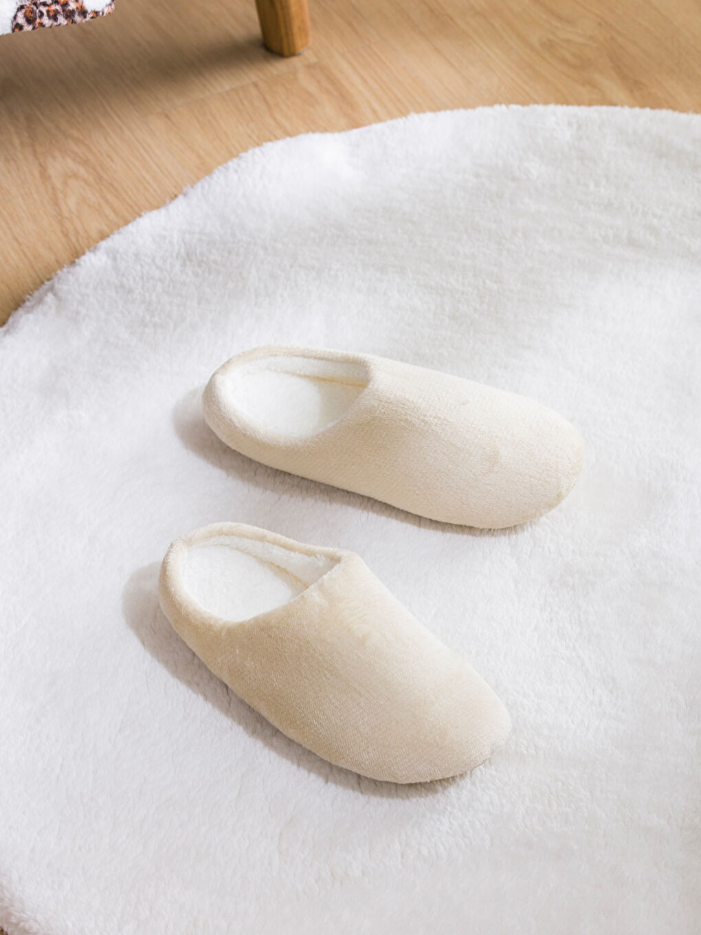 Ekru Pelüş Kadın Ev Terliği-1