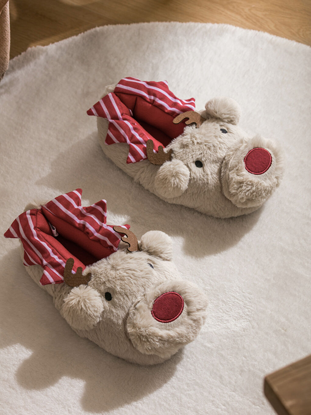 Beyaz Hayvan Figürlü Pelüş Kadın Panduf-1