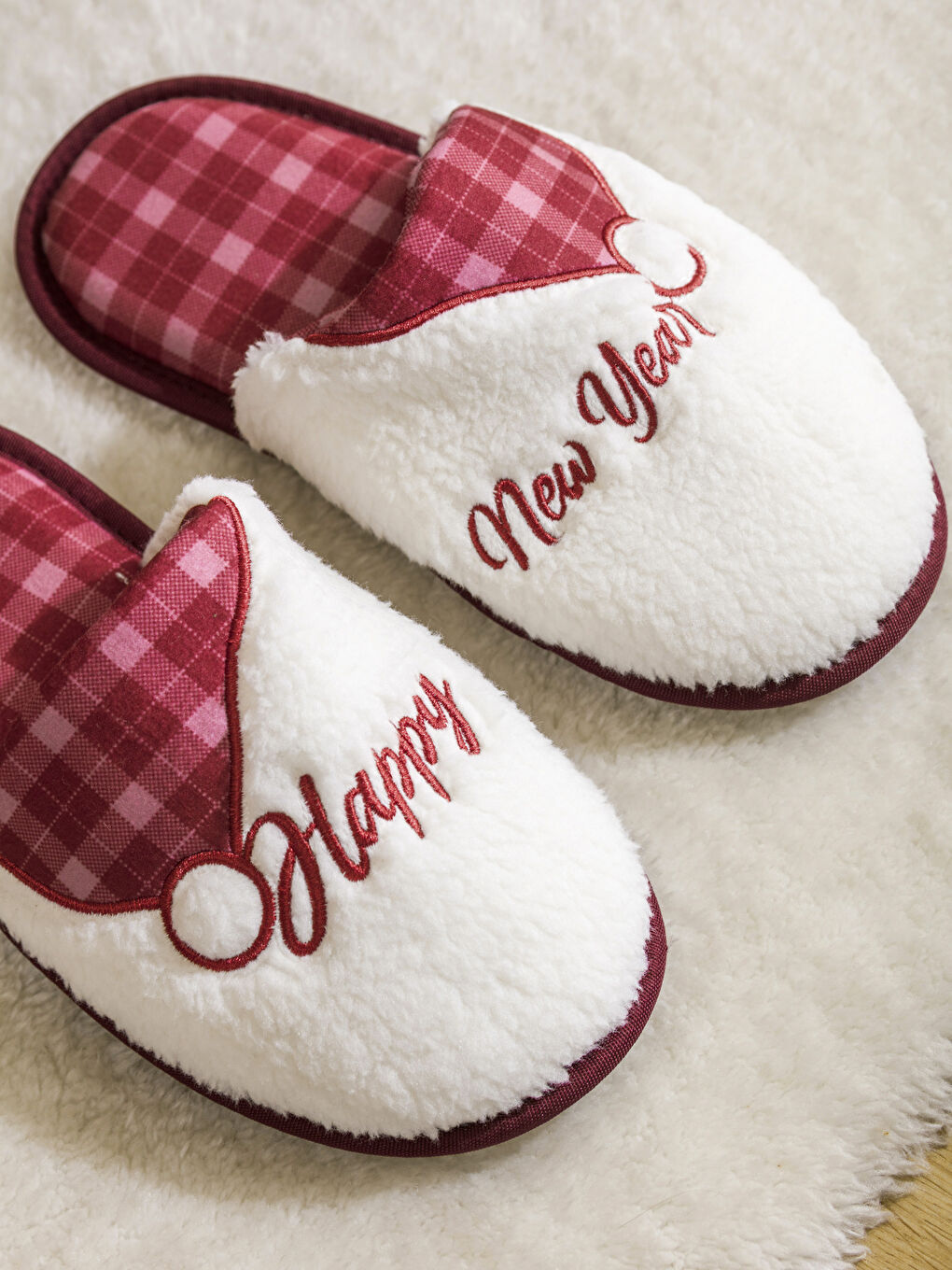 Beyaz Yılbaşı Temalı Kadın Pelüş Ev Terliği-2