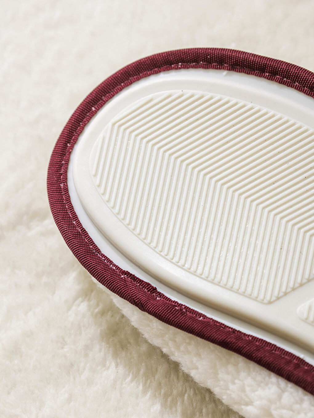 Beyaz Yılbaşı Temalı Kadın Pelüş Ev Terliği-4