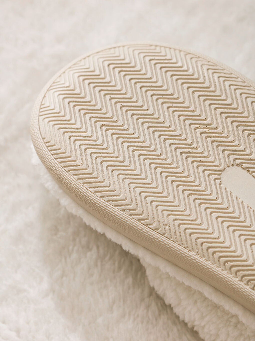 Beyaz Pelüş Ev Terliği-4