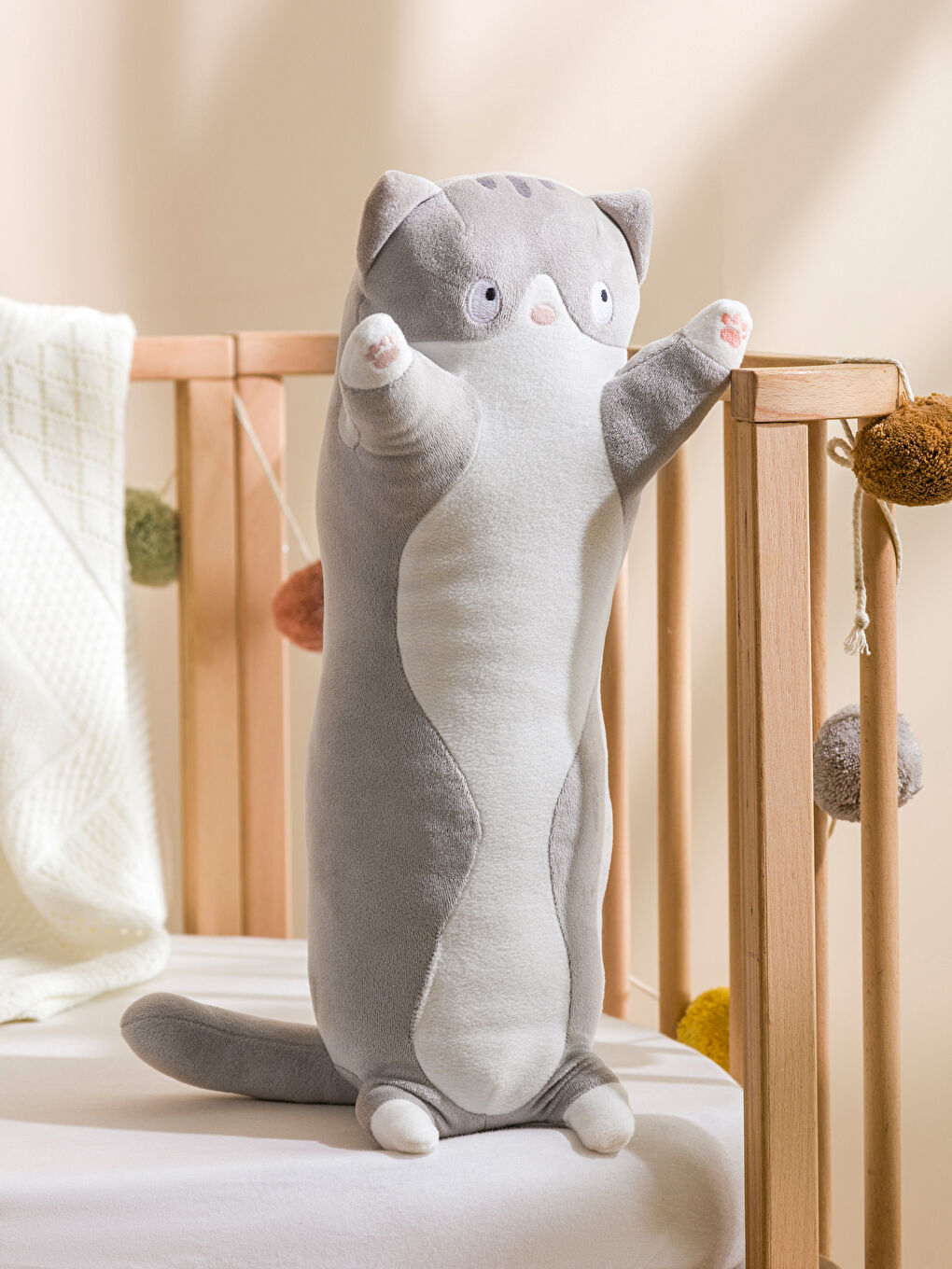 Gri Kedi Figürlü Pelüş Koyun Kırlent 51 cm