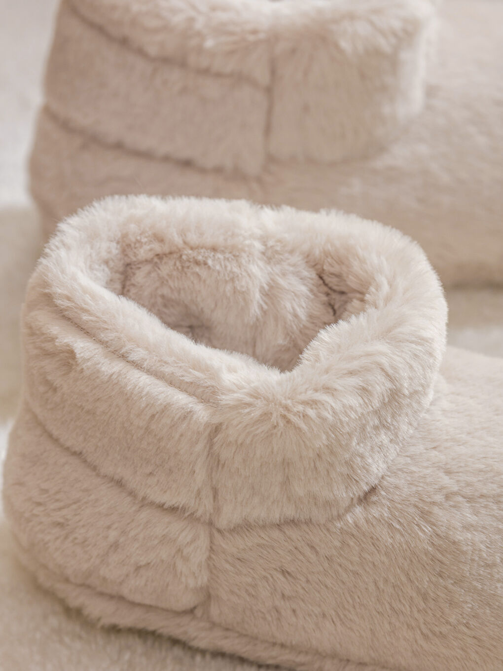 Bej Kadın Pelüş Ev Botu-1