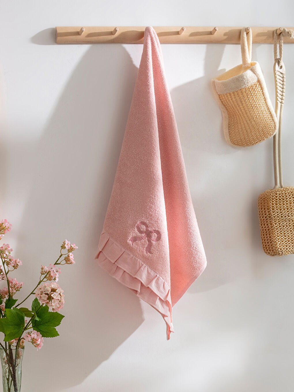 Pembe Fiyonk Nakışlı Yüz Havlusu 50x80 cm