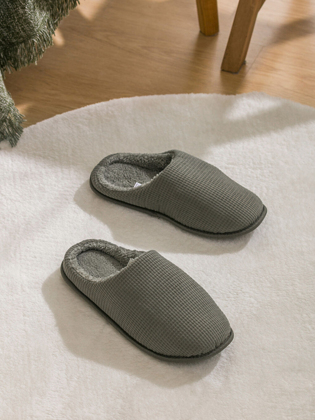 პლუში მამაკაცებისთვის სახლის ჩუსტები-1