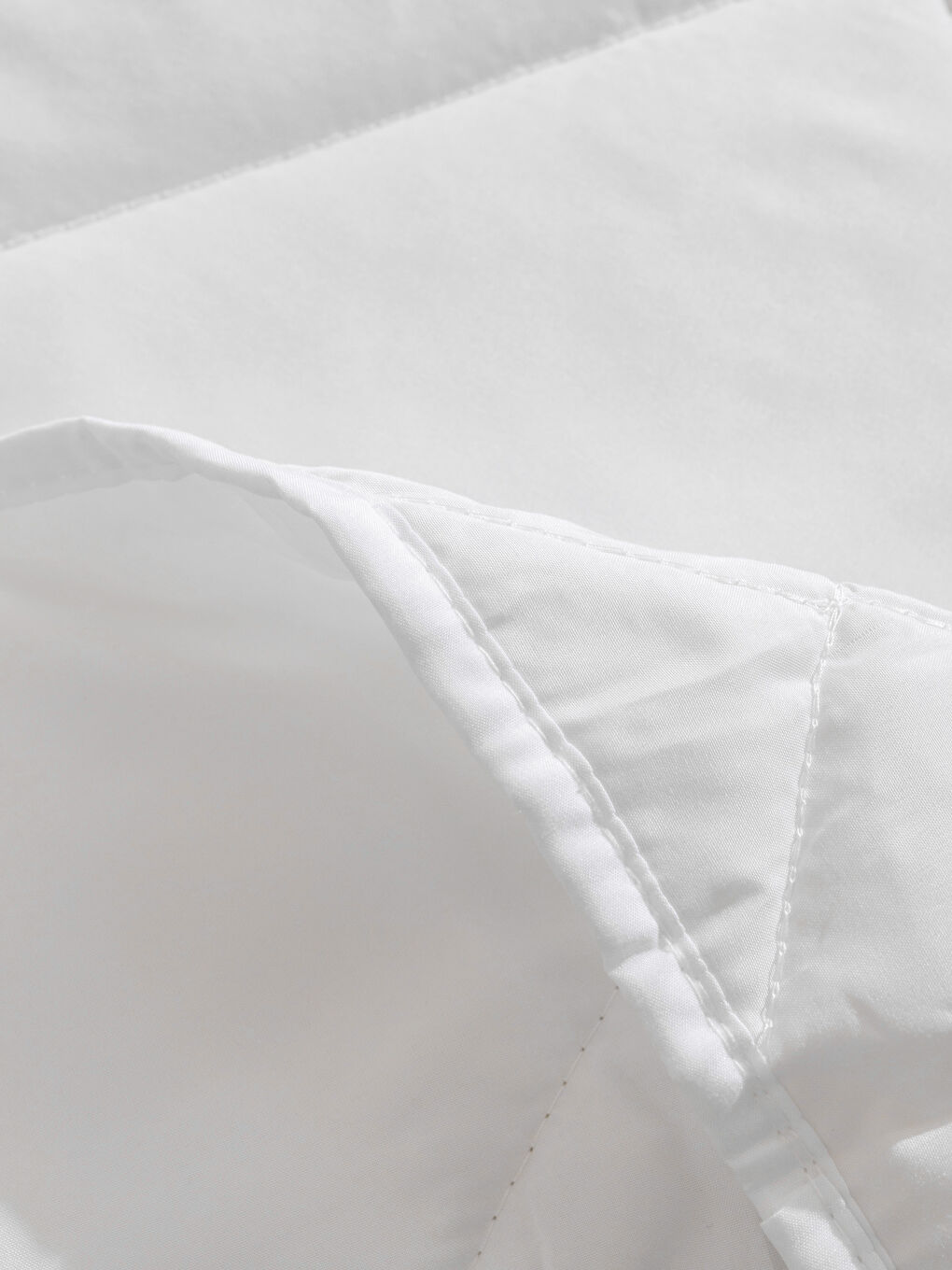 Beyaz Desenli Çift Kişilik Yorgan 195x215 cm-2