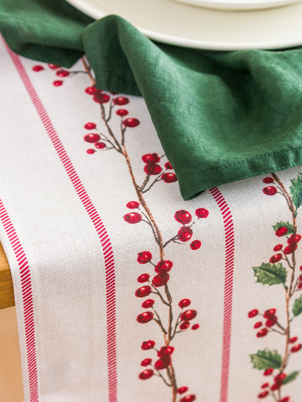 Floral Embroidered Runner 45x150 cm-4