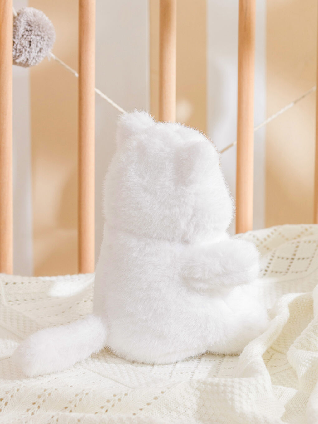 Beyaz Kedi Figürlü Pelüş Bebek Kırlent 26 cm-1