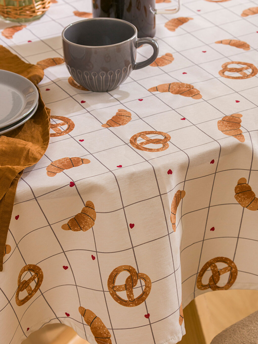 Karışık Baskılı Masa Örtüsü 150x150 cm-1