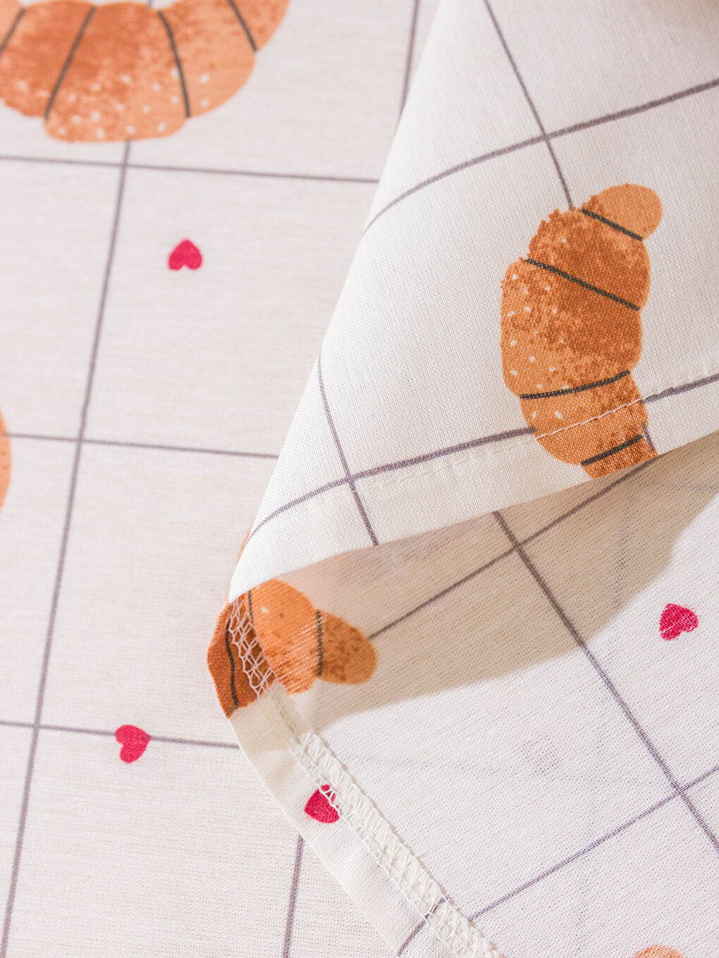 Karışık Baskılı Masa Örtüsü 150x150 cm-2