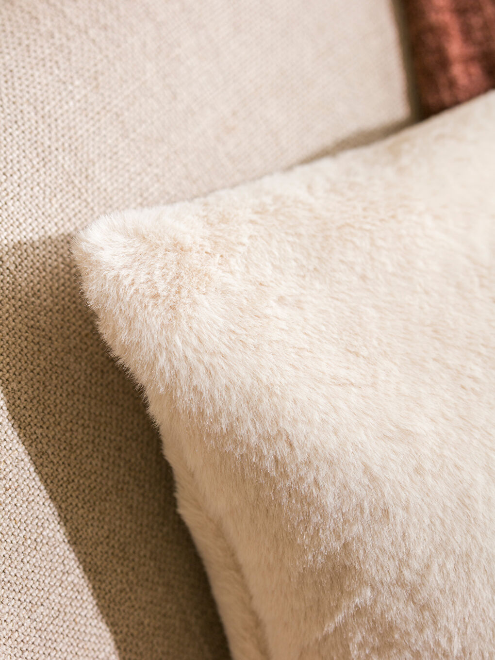 Bej Pelüş Dolgulu Kırlent 45x45 cm-1