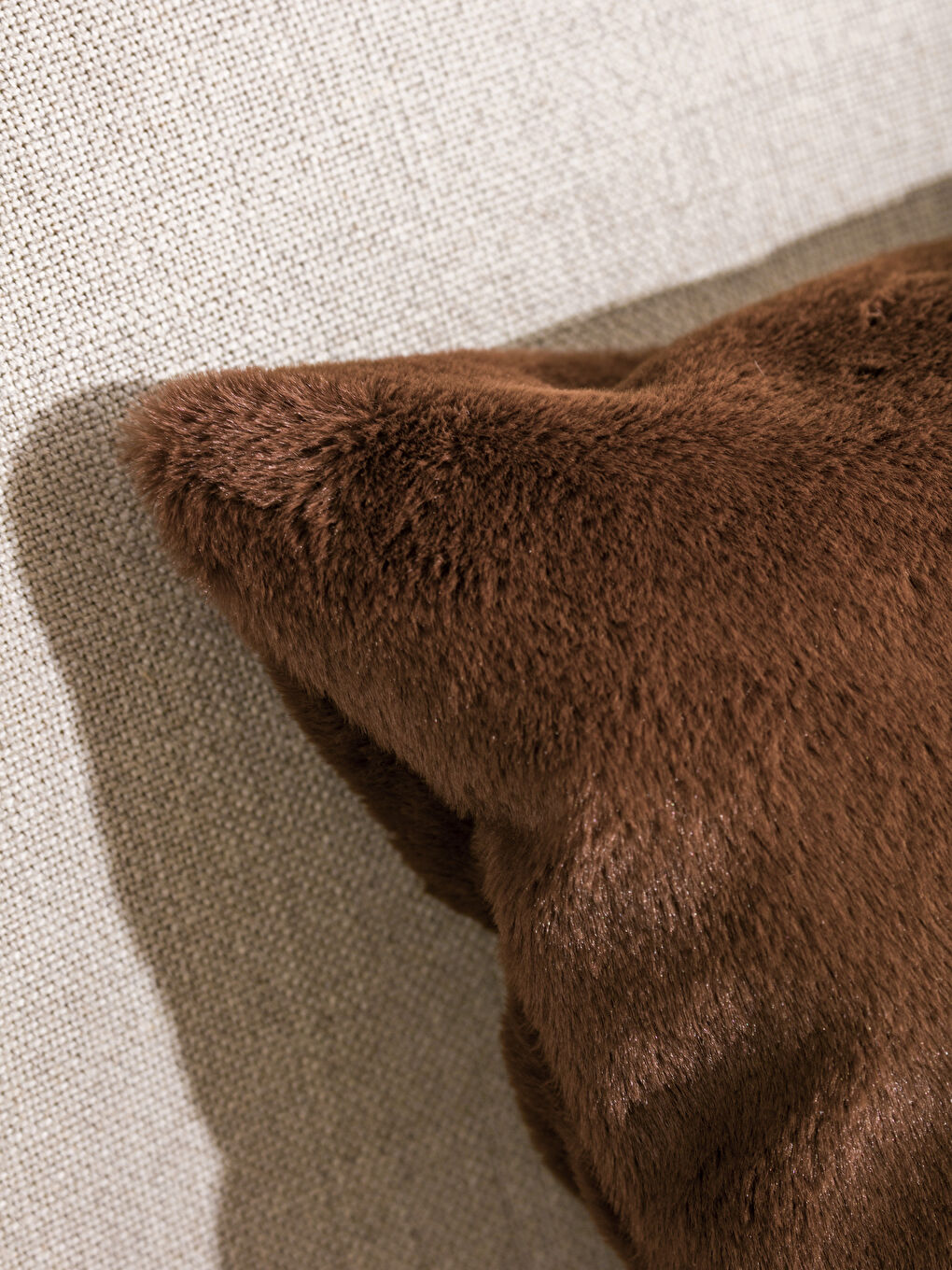 Kahverengi Pelüş Dolgulu Kırlent 45x45 cm-1