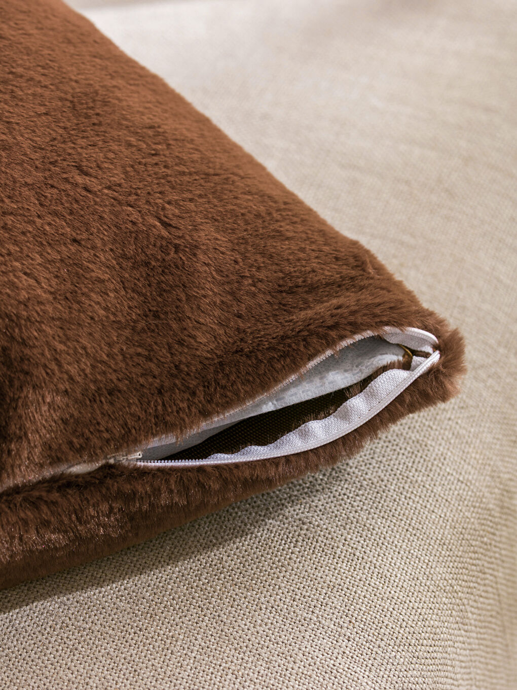 Kahverengi Pelüş Dolgulu Kırlent 45x45 cm-2