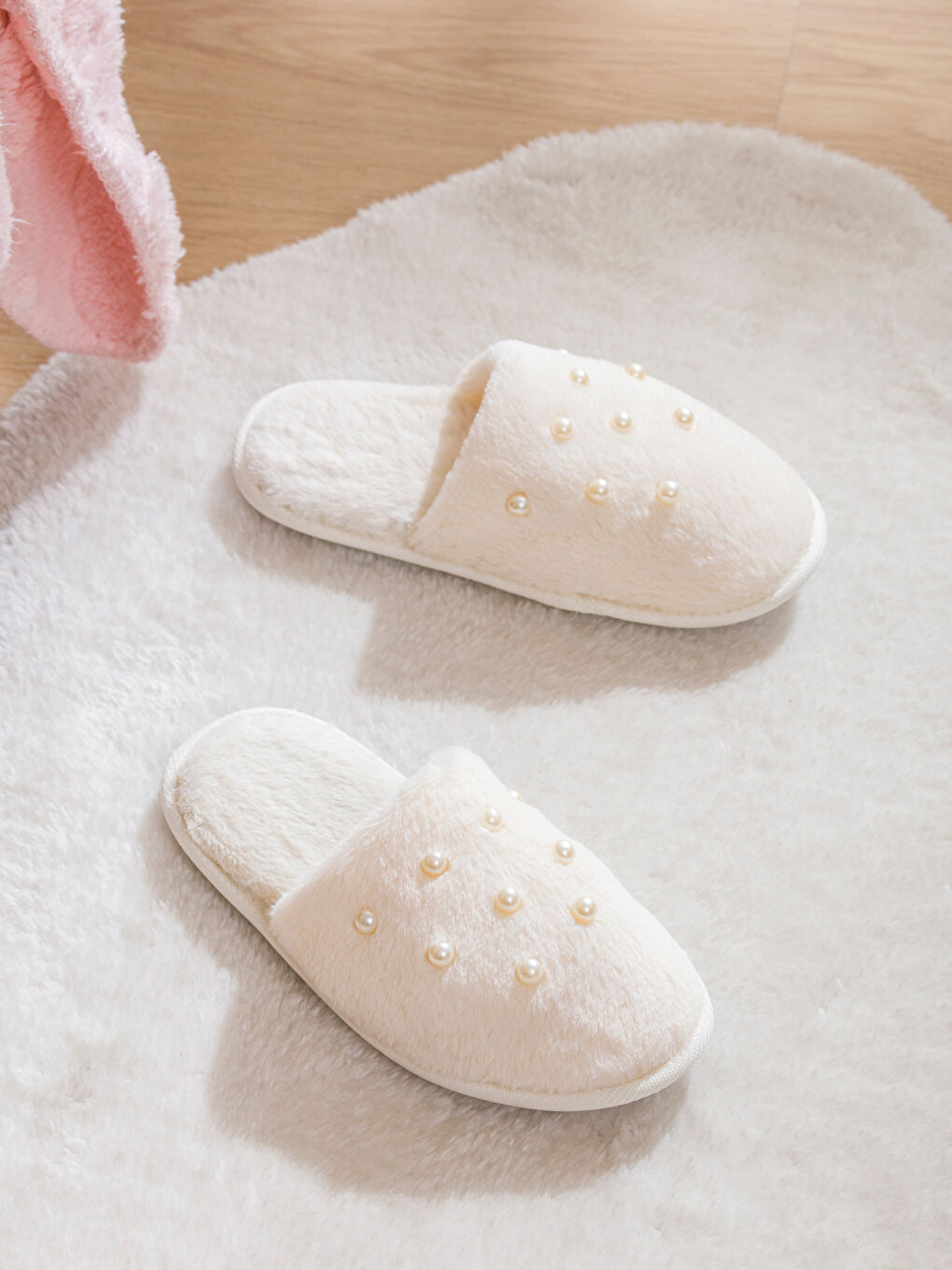 Beyaz Boncuk İşlemeli Pelüş Kadın Ev Terliği-1