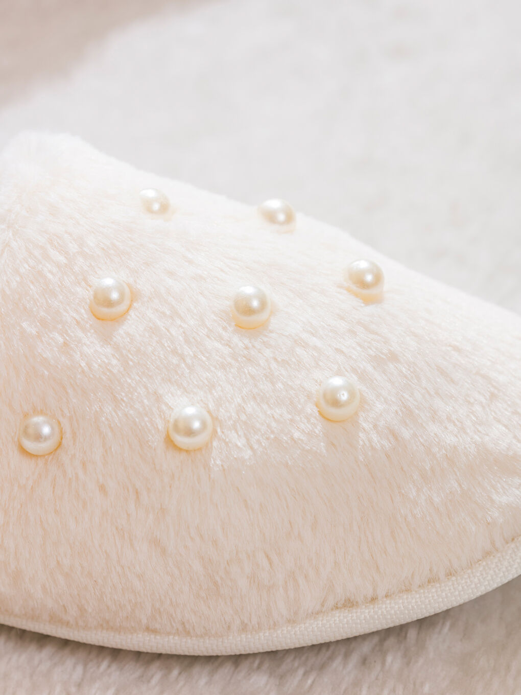 Beyaz Boncuk İşlemeli Pelüş Kadın Ev Terliği-2