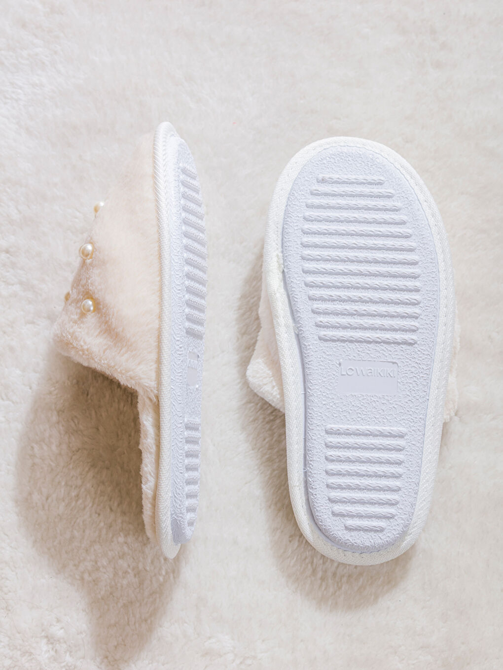 Beyaz Boncuk İşlemeli Pelüş Kadın Ev Terliği-3