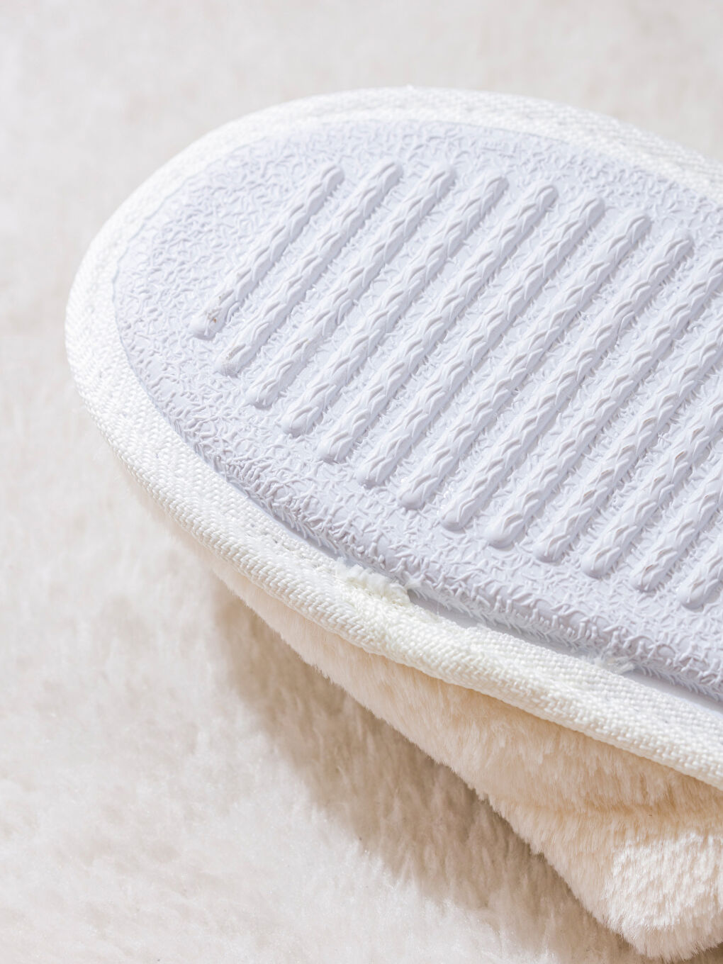 Beyaz Boncuk İşlemeli Pelüş Kadın Ev Terliği-4